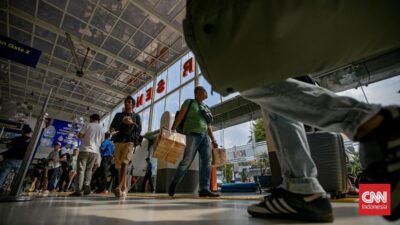 Padat Pemudik: Kepadatan di Stasiun Pasar Senen Jakarta