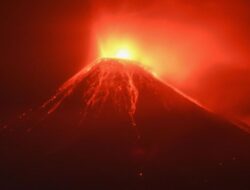 Gunung Lewotobi Erupsi: Sembur Abu 4 Km dan Dentuman Keras Terjadi