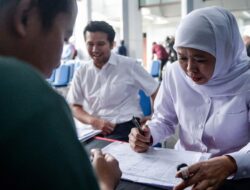 Khofifah: Siap Urus Penerbitan Ulang Ijazah Pekerja Ditahan Bos
