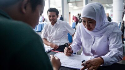 Khofifah: Siap Urus Penerbitan Ulang Ijazah Pekerja Ditahan Bos