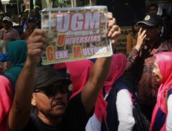 Massa Temui Jokowi untuk Konfirmasi Ijazah Lulus UGM