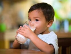 Mudarat Minum Susu: Bahaya Konsumsi Berlebihan