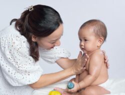 Tips Memilih Minyak Telon yang Aman untuk Bayi