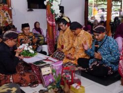 Prosesi 6 Pasangan Pengantin Nikah Bareng di Mbalek Ndeso Fortais