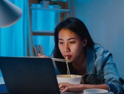 Tips Makan Larut Malam Tanpa Khawatir Berat Badan Bertambah