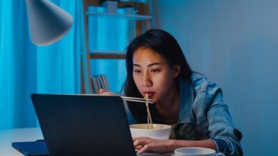 3 Risiko Kesehatan Makan Larut Malam yang Perlu Anda Ketahui