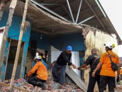 Pemandangan Rumah-rumah Rusak Setelah Gempa M6,3 di Bengkulu
