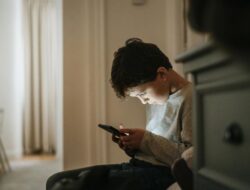 Menteri PPPA Mengeluarkan Peraturan Penggunaan Gadget Anak