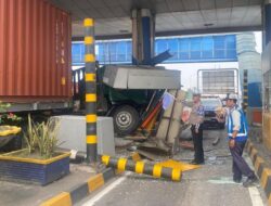 Insiden Truk Trailer Tabrak Gerbang Tol di Waru Sidoarjo