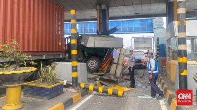 Insiden Truk Trailer Tabrak Gerbang Tol di Waru Sidoarjo