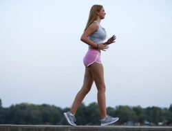 Brisk Walking vs. Nordik Walking: Perbedaan dan Manfaat