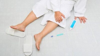 4 Langkah Penting saat Jatuh di Kamar Mandi: Tips Keselamatan Terbaik