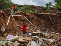 Tragedi Longsor Cisewu Garut: Keluarga Tewas Terkubur