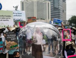Momen Aksi Gelembung Publik Peduli Udara Sehat di Bundaran HI