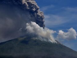 Gunung Ili Lewotolok Erupsi Kamis: Semburkan Abu 700 Meter – Berita Terbaru