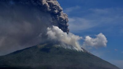 Gunung Ili Lewotolok Erupsi Kamis: Semburkan Abu 700 Meter – Berita Terbaru