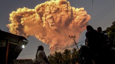 Lewotobi Laki Erupsi: Semburan Abu 2 Km & Gemuruh Kuat