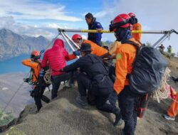 Evakuasi Jenazah Juliana Pendaki Brasil ke RS Bhayangkara