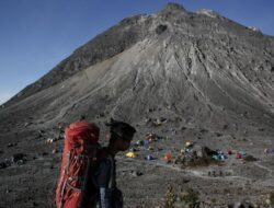 Pendaki Viral Dikenai Sanksi Bersih-bersih 3 Bulan di Merapi