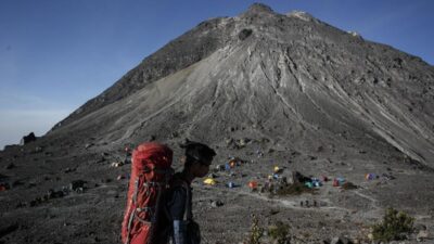 Pendaki Viral Dikenai Sanksi Bersih-bersih 3 Bulan di Merapi