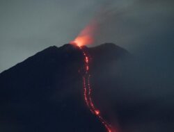 Hindari Sungai Akibat Banjir Lahar Gunung Semeru