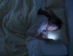 3 Dampak Negatif Menggunakan Ponsel Sebelum Tidur