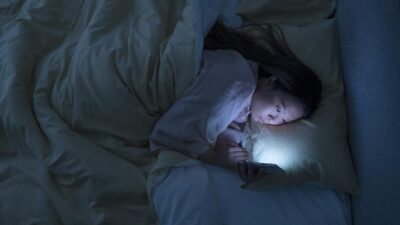 3 Dampak Negatif Menggunakan Ponsel Sebelum Tidur