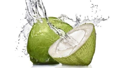 Orang yang Harus Menghindari Minum Air Kelapa Muda: Inilah Alasannya