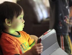 5 Tips Membatasi Waktu Layar Anak Secara Efektif