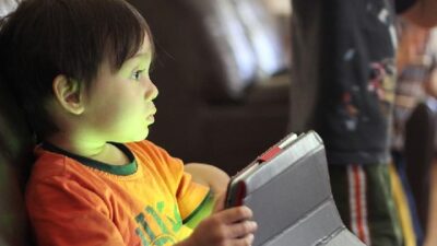 5 Tips Membatasi Waktu Layar Anak Secara Efektif