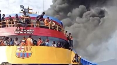 Berita Terbaru: KM Barcelona Terbakar, Penumpang Nekat Lompat ke Laut
