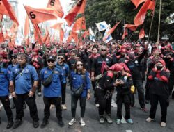 Demo Ribuan Buruh di Kantor Gubernur Jatim: Aksi Massal Besok