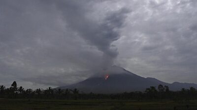 Gunung Semeru Erupsi: Abu Vulkanik Meloncat 700 Meter
