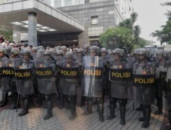 Demo di Polda Metro: Massa Mundur dari Gerbang
