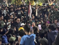 Pembebasan Massa Tahanan Grahadi Surabaya: Tuntutan Polisi dipertanyakan