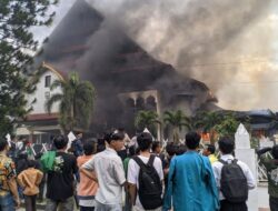 Demo Di NTB Ricuh, Kantor DPRD Terbakar – Brimob Gas Air Mata
