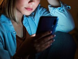 Doomscrolling dan Dampaknya pada Kesehatan Mental