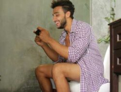 Risiko Wasir karena Terlalu Lama Main Ponsel di Toilet