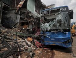 Transjakarta Minta Maaf dan Investigasi Insiden Tabrak Toko di Jaksel