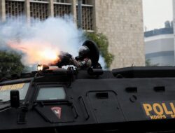 Kontroversi Polisi Tembak Gas Air Mata di Kampus Unisba dan Unpas