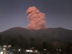 Gunung Marapi Erupsi: Semburan Abu hingga 1,2 Km!
