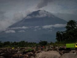 Gunung Semeru Erupsi: Lontarkan Abu Vulkanik 500 Meter