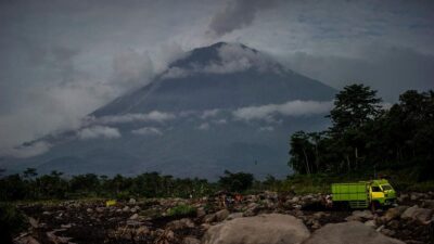 Gunung Semeru Erupsi: Lontarkan Abu Vulkanik 500 Meter