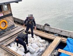 Penyitaan Kapal 20 Ton Pasir Timah Selundupan di Natuna