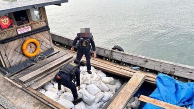 Penyitaan Kapal 20 Ton Pasir Timah Selundupan di Natuna